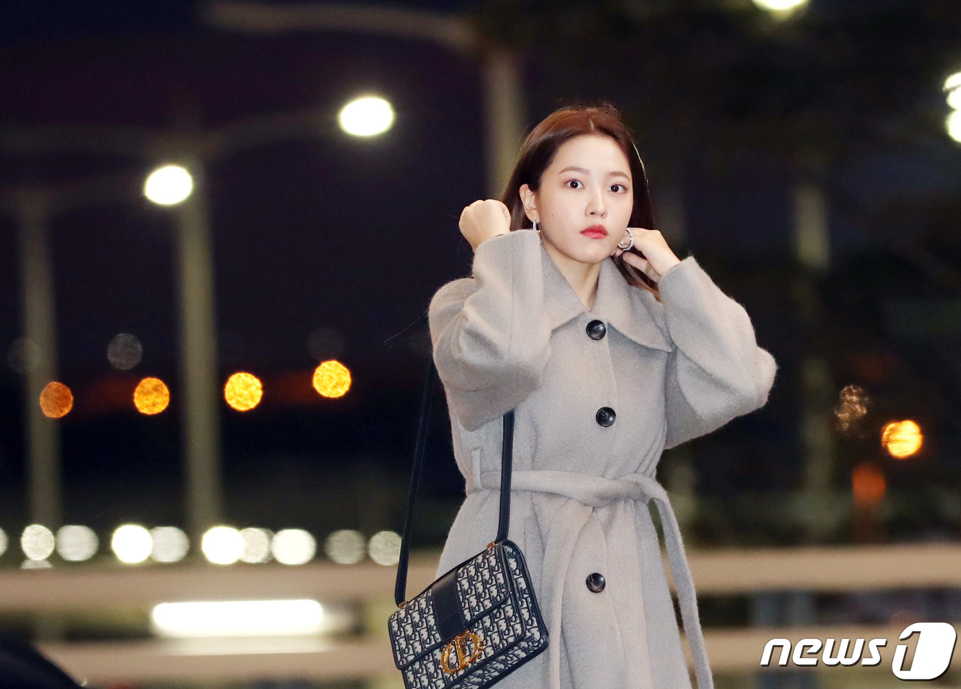 Red Velvet Yeri, Stylish gray coat