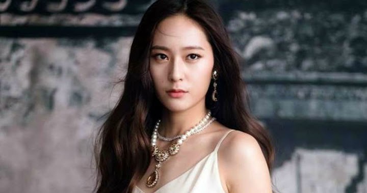 F(x) Krystal Looks Stunning In A Chinese Fashion Show