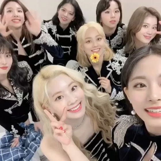 "Let's overcome it well" ..2020 New Year's greetings from TWICE