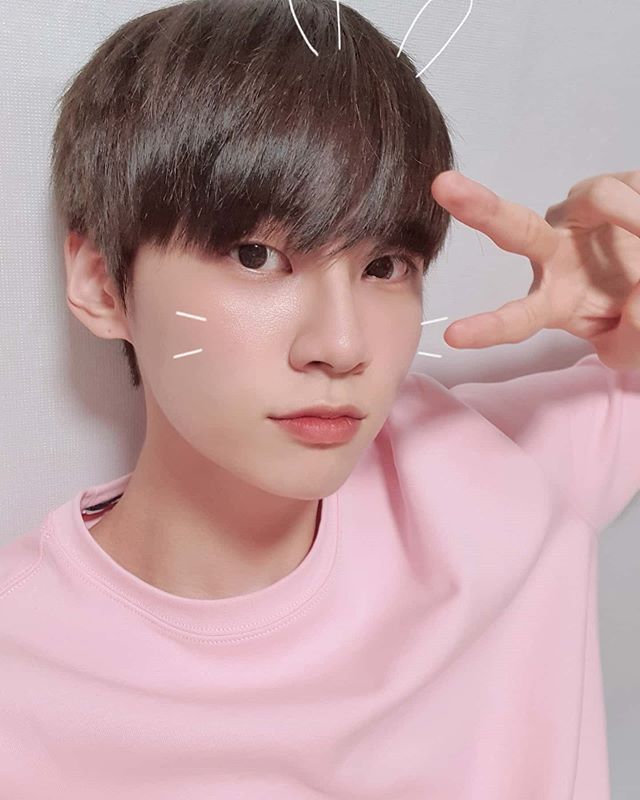 Lee Jin-hyuk, Pink Outfit Selfie