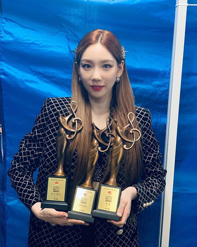 Taeyeon, happy with the trophy