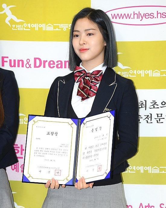 "I'll grow more" Ryujin · Chaeryeong, high school graduation