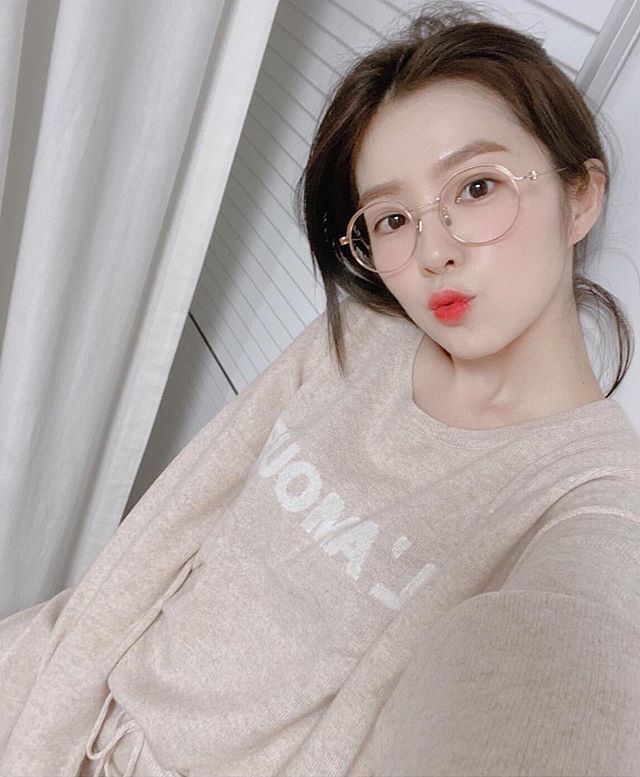 Red velvet Irene, beauty that can't be covered even with glasses