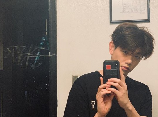 Eric Nam, perfect mirror selfie