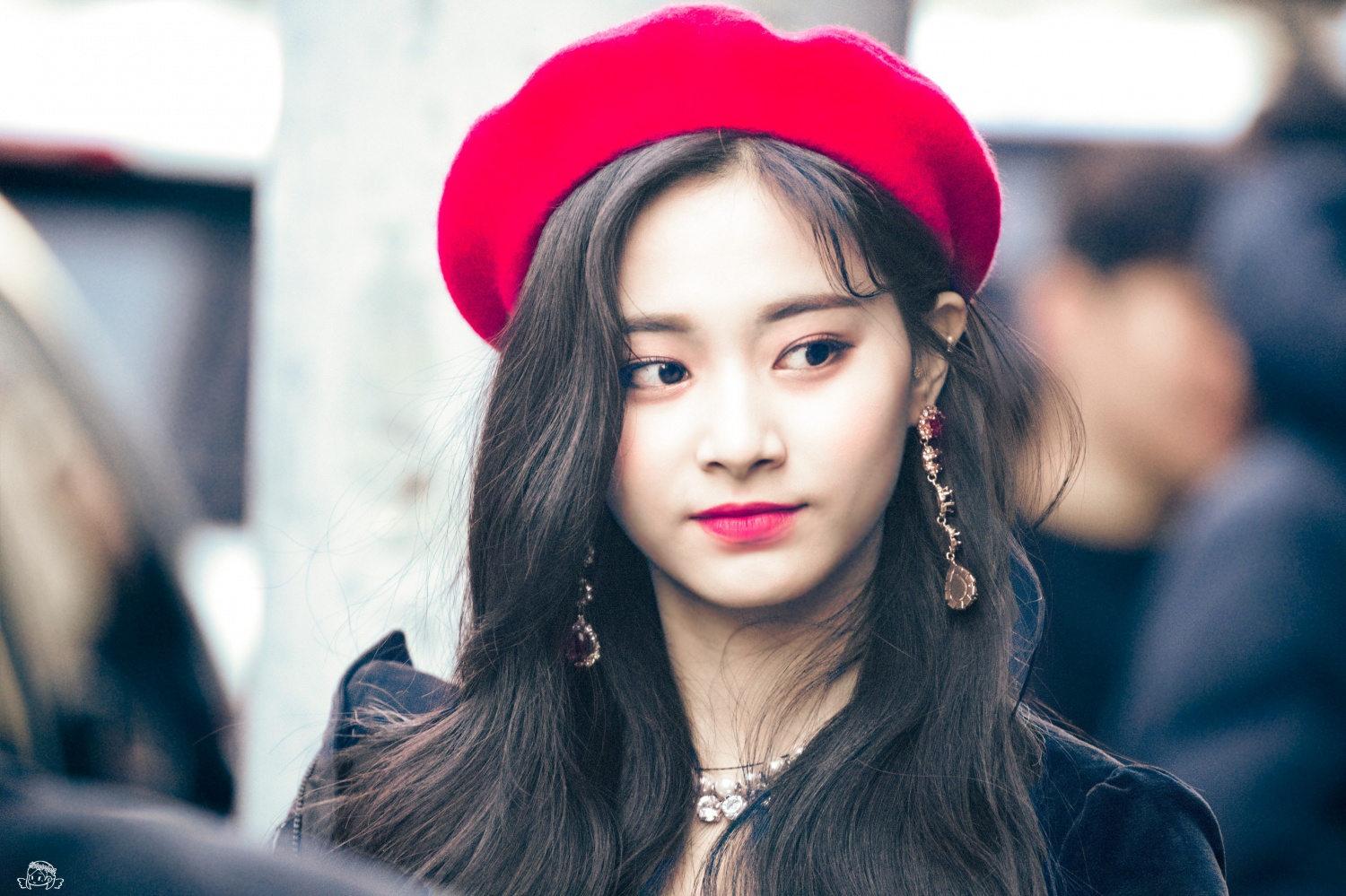 8. Tzuyu's Blonde Hair Accessories to Elevate Your Look - wide 7