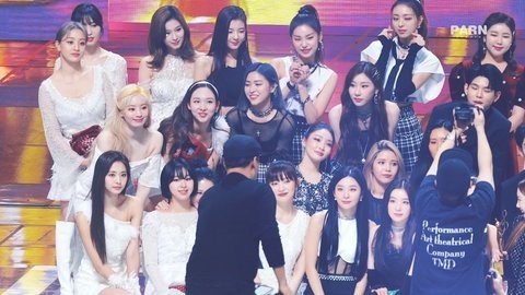 Netizens Debate on Who is the “True Visual” Among These Female Idols Captured in a Photo