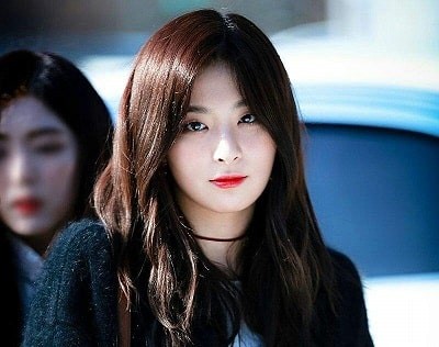 Netizens Debate on Who is the “True Visual” Among These Female Idols Captured in a Photo