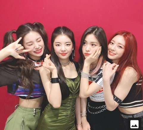 Fans Call Out Netizens Who Are Bullying ITZY’s Chaeryeong Due to her Appearance and for Editing her Out in ITZY’s Photos 