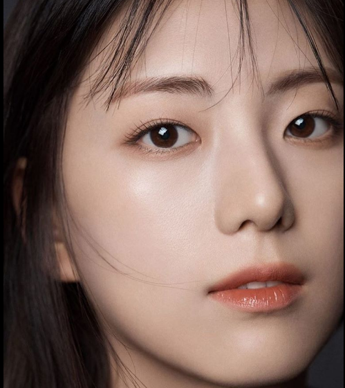 BLACKPINK's Jisoo's Sister Proves Gorgeous Genes Run in Their Blood