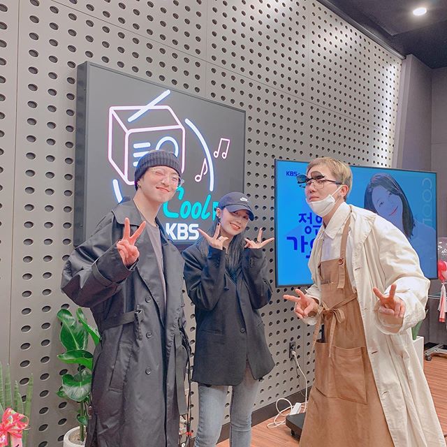 WINNER's Mino Shows Up at "Jung Eun Ji's Song Plaza" in a Stylish Bartender-Inspired OOTD