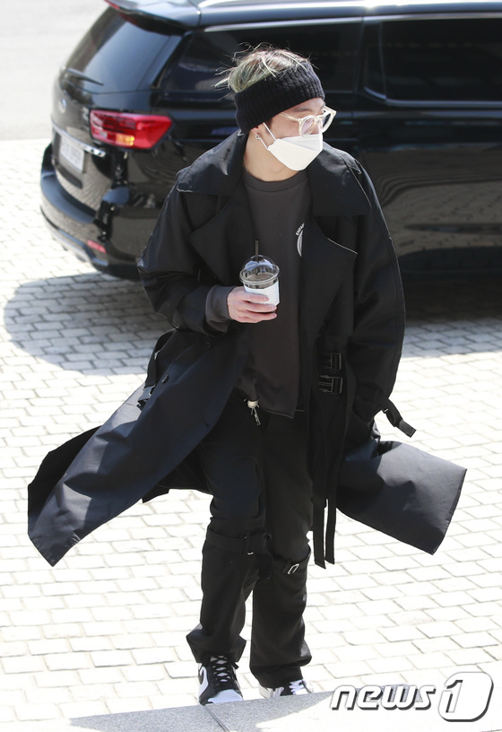 WINNER's Kang Seung Yoon Slays in Snazzy All-Black Outfit at 