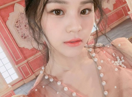 GFriend's Umji is Doll-Like in Recent Selca