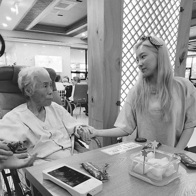 Taeyeon, grandmother hand in hand "I love you, meet in a dream"