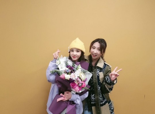 Sandara x Minzy Friendship Captured in a Photo + Sandara Poses for Allure Korea
