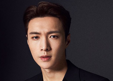 EXO Lay Updates Fans with His Melody