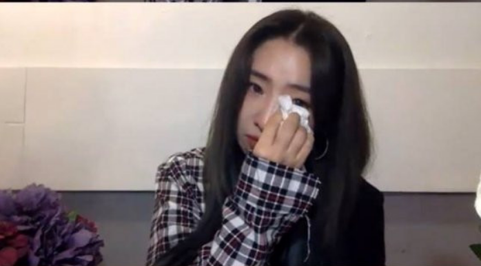 Minzy Tearfully Admits She Was Going Through A Hard Time On Live Stream