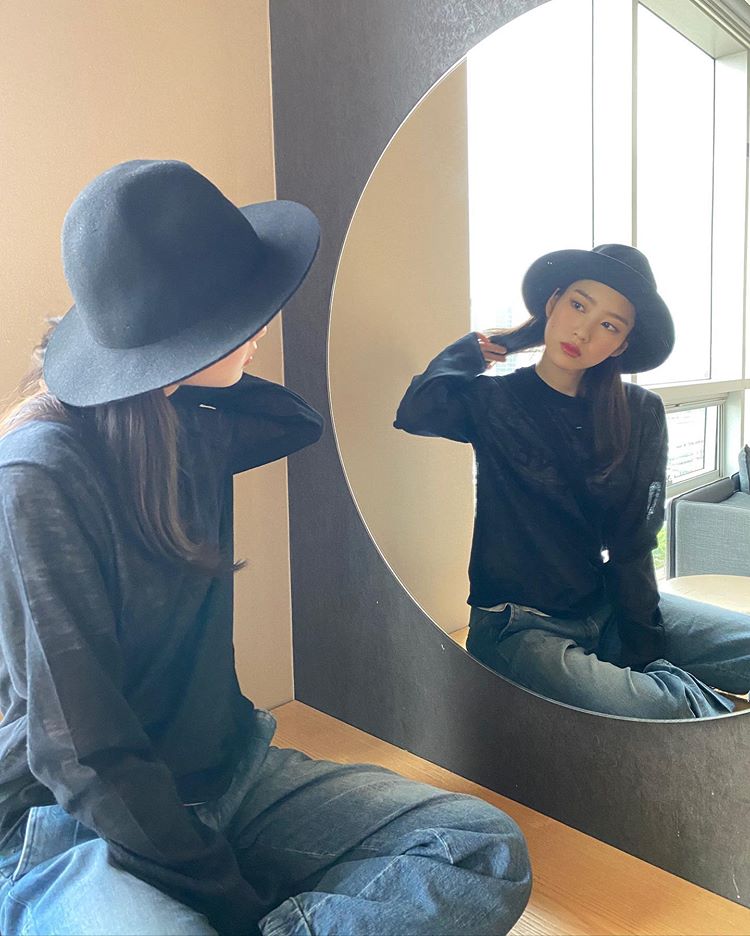 OH MY GIRL Jiho Exhibits Her "Saturday Mood" on Instagram