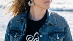 8 Amazing Tips for Dressing for a First Date Accessorized With a Pair Silver Earrings