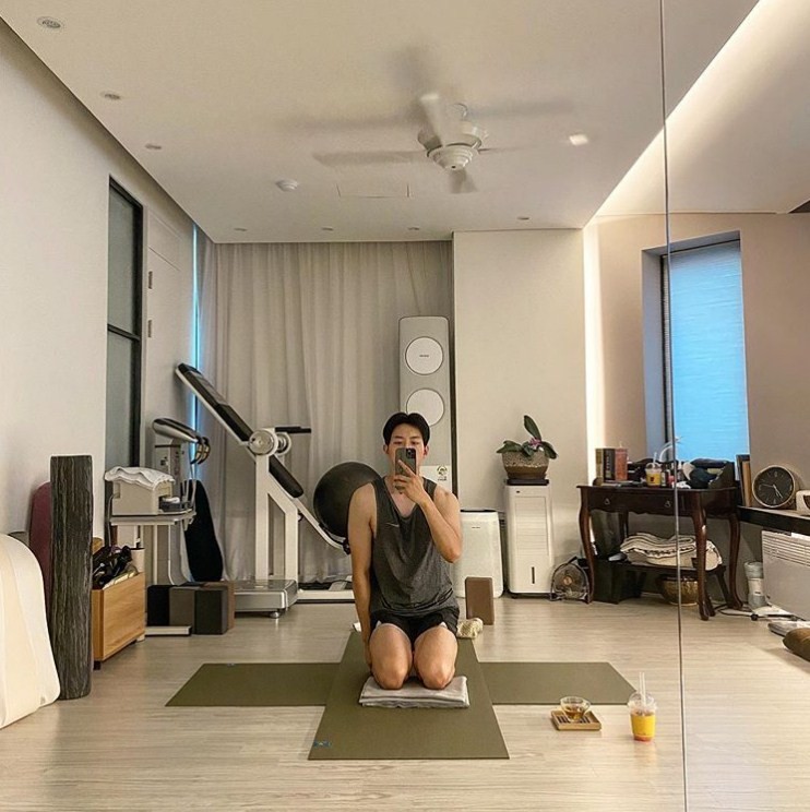 CNBLUE Lee Jung Shin Updates Fans with His Yoga Session 