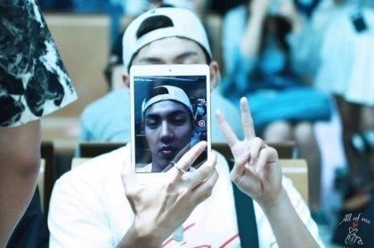 Whose K-pop Idols Are Extremely Bad at Taking Selfies Yet Still Visually Pleasant? Here's The List 