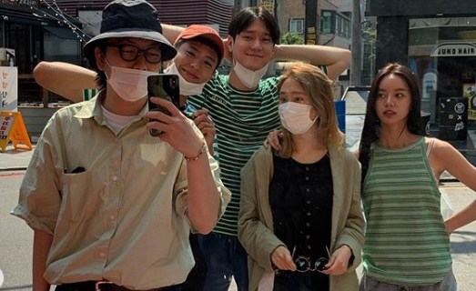 Park Bo Gum, Hyeri reunite with 'Reply 1988' cast