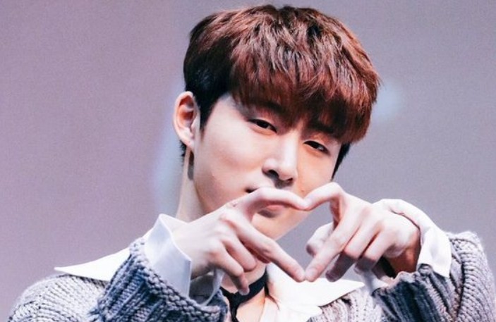 Netizen Shares a Heartwarming Encounter with Hanbin that Will Melt Everyone's Heart