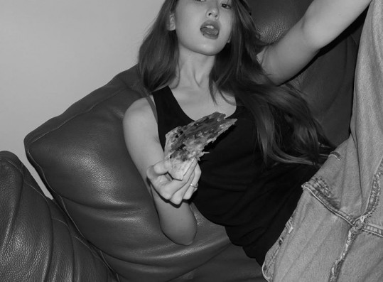 Jeon So-mi, shows off hip visual