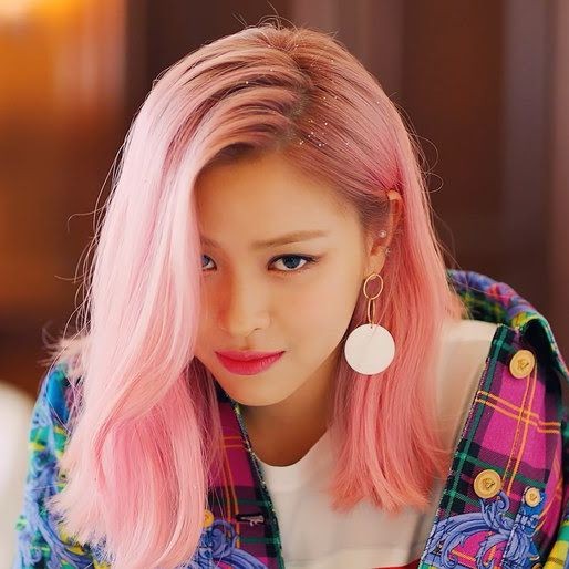 13 Female K-pop Idols Who Totally Rocked Short And Pink Hair