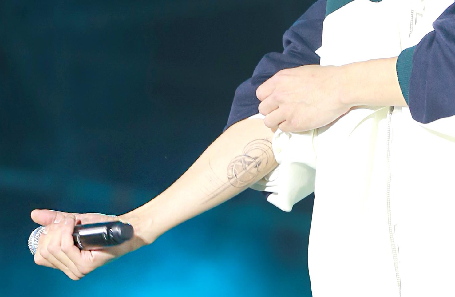 Fans Convinced They Have Spotted Chanyeol's New Tattoo –  Knewsonline.wordpress.com