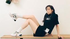 Hani, perfect legs that stand out in sneakers