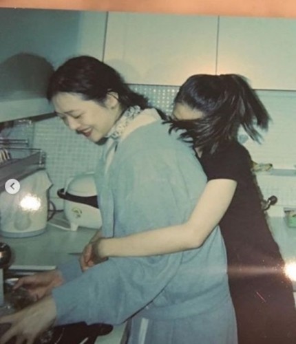 Sulli’s Brother, Friend Sun Ah, and Fans Remember the Late Idol A Year After Passing