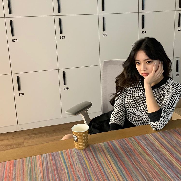 ITZY Yuna, a cup of coffee with 'JYP' overflowing love for the company