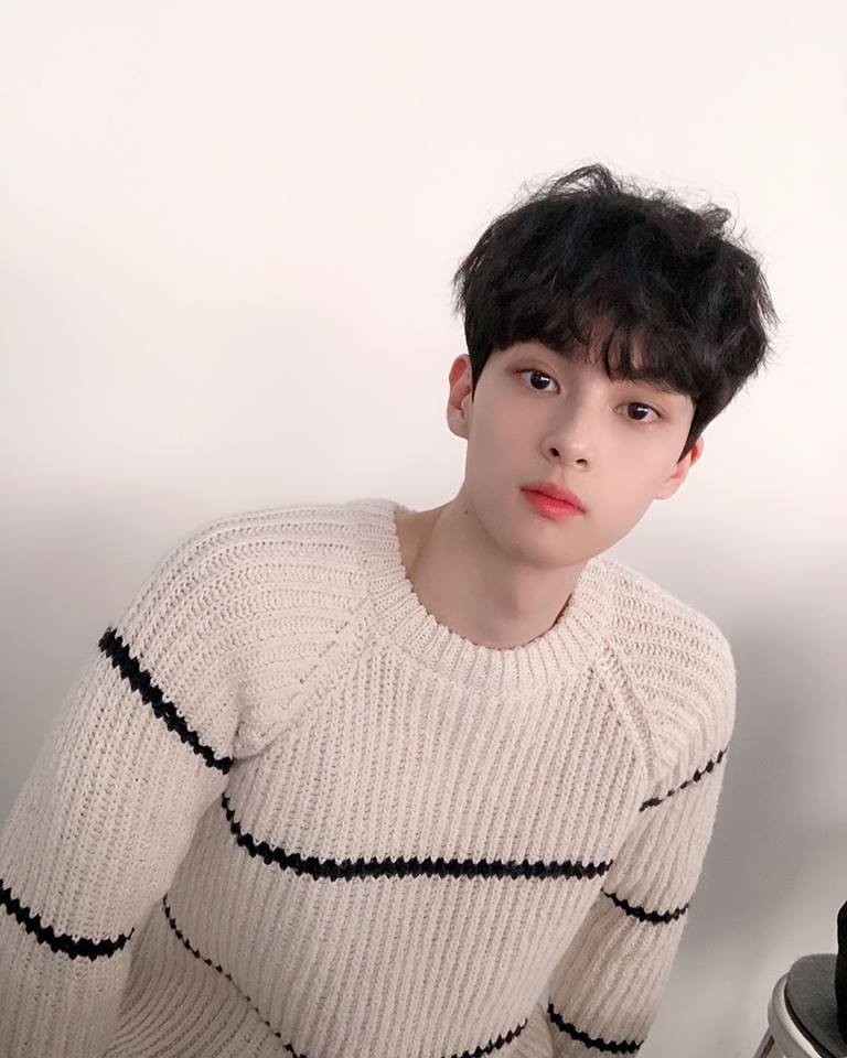 Netizens Think This Popular YouTuber Should Indeed Debut for His Amazing Looks Like Eunwoo and V