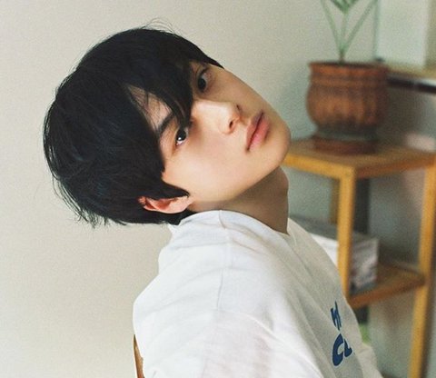 This Popular r Who Looks Like Eunwoo and BTS V Should Debut