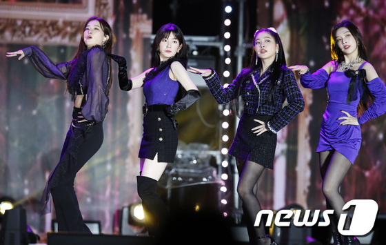 Netizens Are Divided Over Red Velvet S Outfits For Kcon Tact Season 2 Kpopstarz