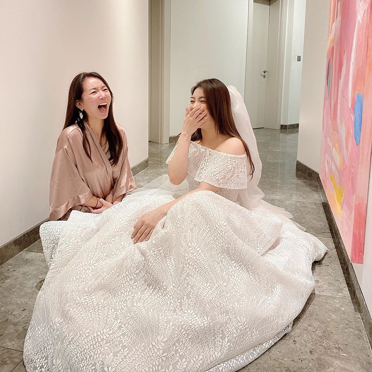 Ailee reveals wedding dress photos
