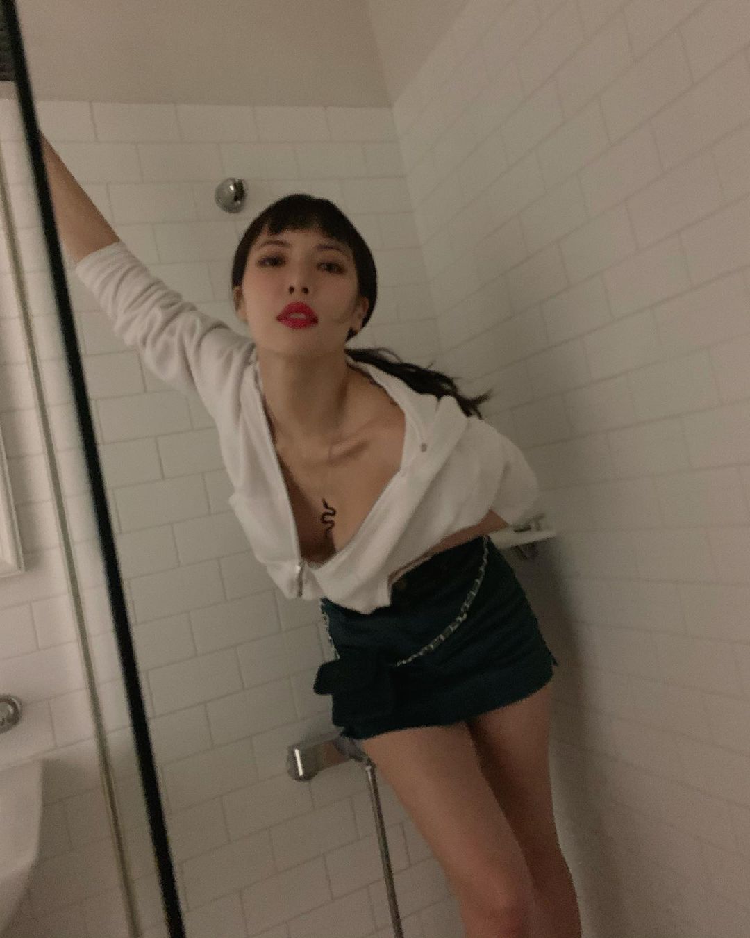 'DAWN ♥' Hyun-a, hot body boasting with hood and mini skirt