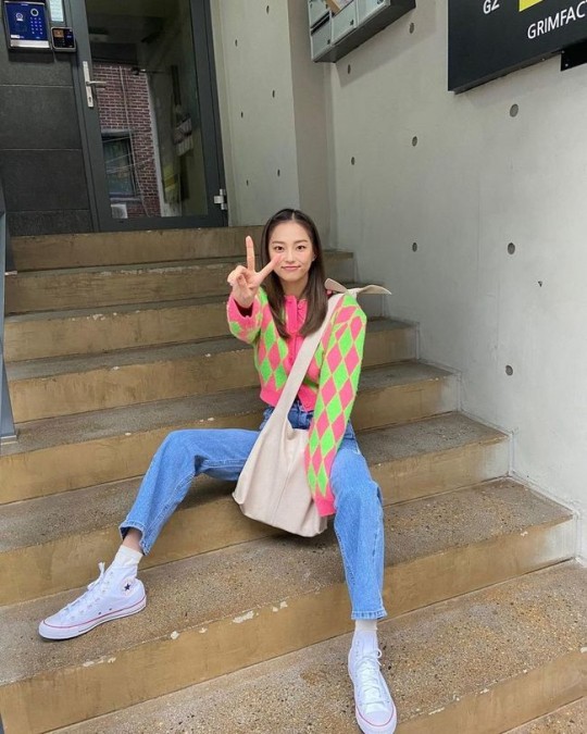 CLC Jang Ye-eun Radiates A Fresh Charm On Recent Photos | KpopStarz