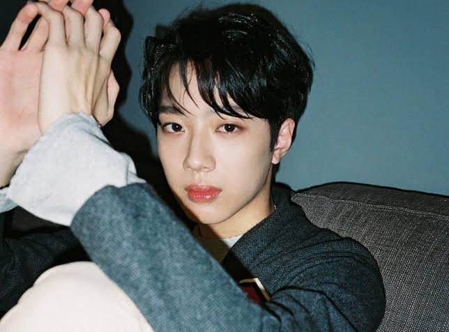 Former Wanna One's Kuan Lin Apologizes Over Street Smoking Controversy