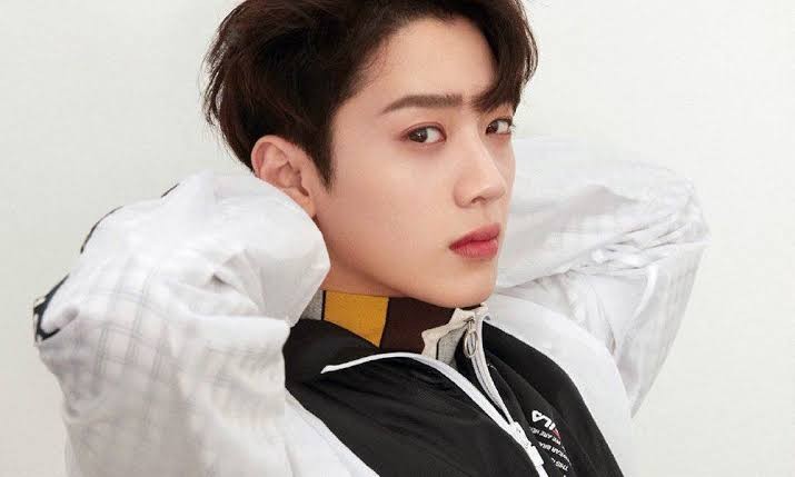Former Wanna One's Kuan Lin Apologizes Over Street Smoking Controversy