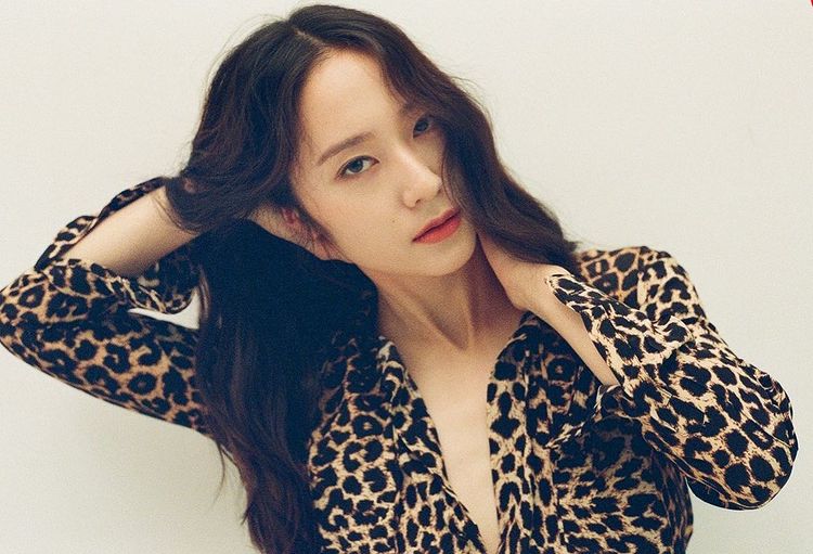 Krystal Jung, perfectly digests the unique pink knit