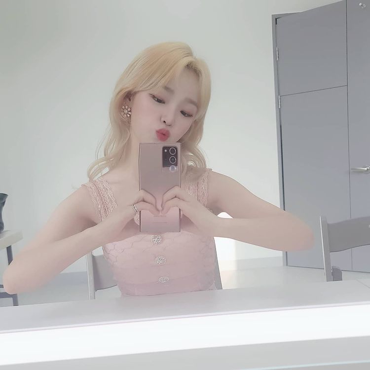 OH MY GIRL Seung Hee, a lovely mirror selfie