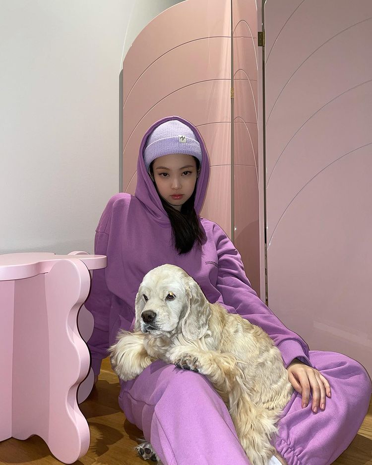 Jennie, transformed into a purple doll, even a dog 'HIP'