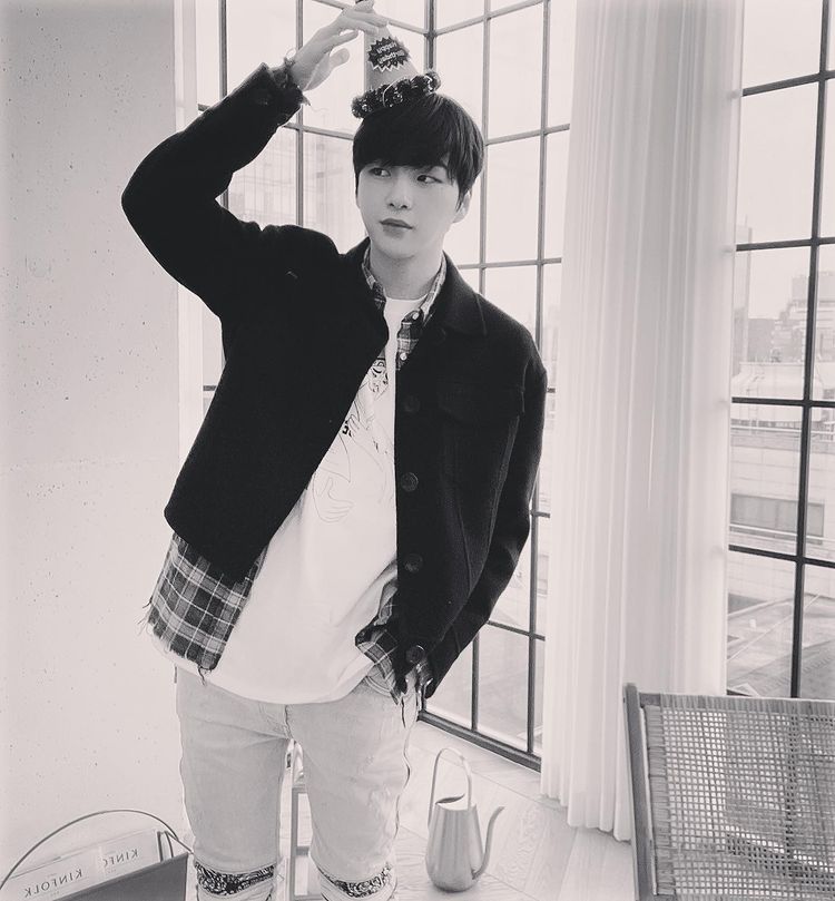Kang Daniel unveils birthday selfie “Thank you”