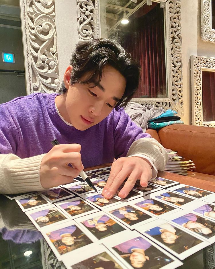 Henry Lau, a surprise event for fans? “Sign and sign” on Polaroid