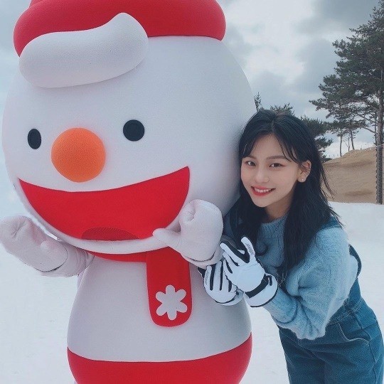 GFriend Umji, a fairy visual showing off in the snow