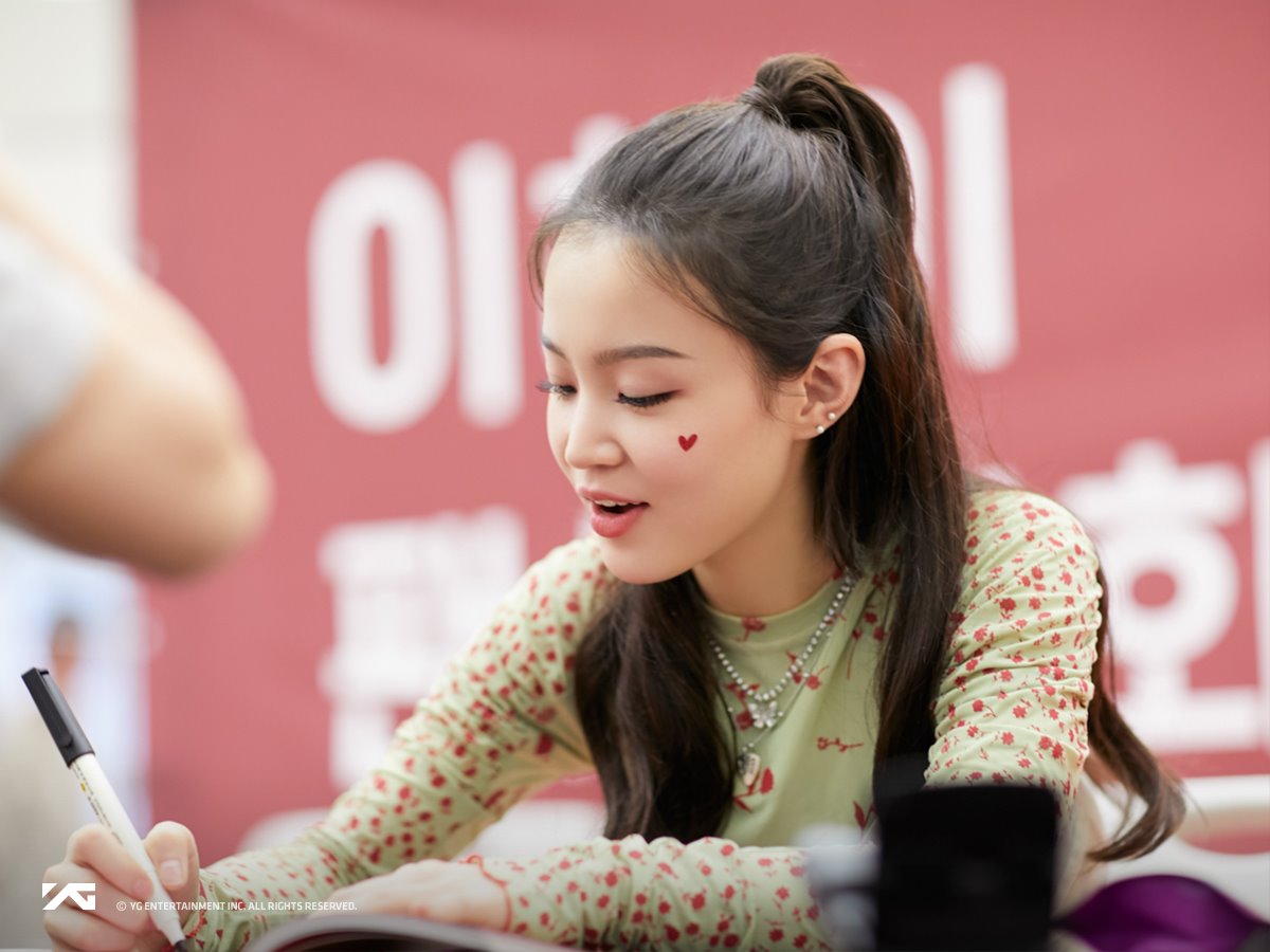 Lee Hi, Christmas sentiment 'For You', #1 on the music chart