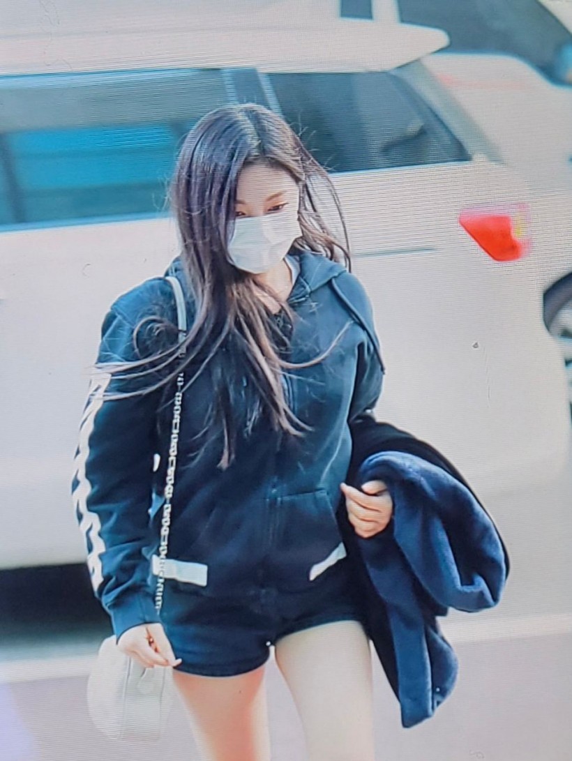 Aespa Ningning Spotted Wearing Shorts... In Freezing Cold Winter Weather