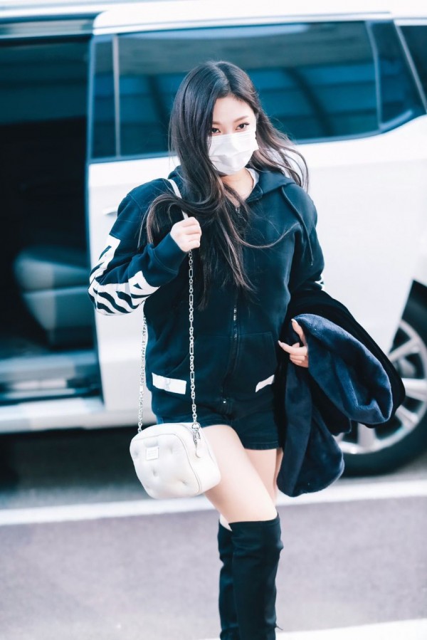 Aespa Ningning Spotted Wearing Shorts...in Freezing Cold Winter Weather ...