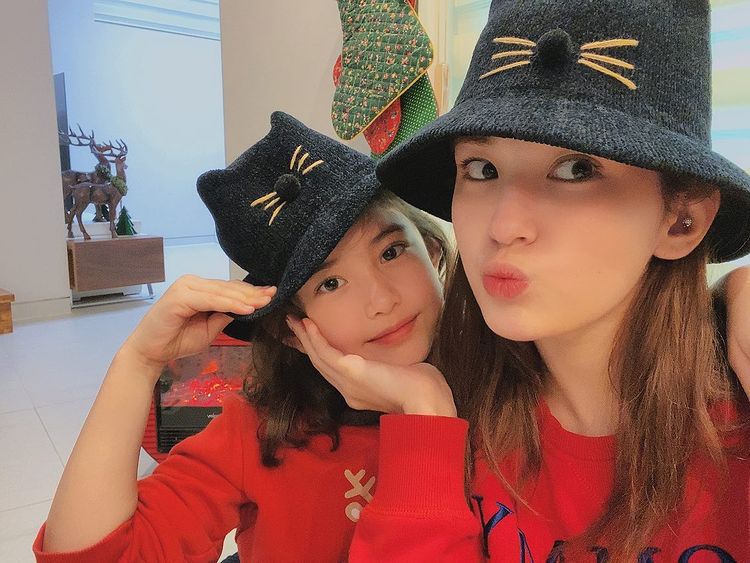 Jeon So-mi prepares for Christmas with sister Evelyn